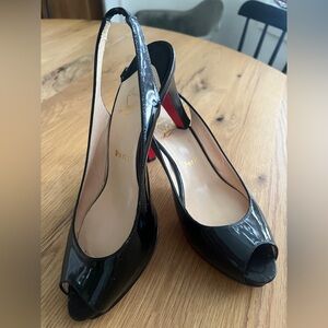 CHRISTIAN LOUBOUTIN BLACK PATENT LEATHER SLING BACK PEEP-TOE HEELS, SIZE 9.
